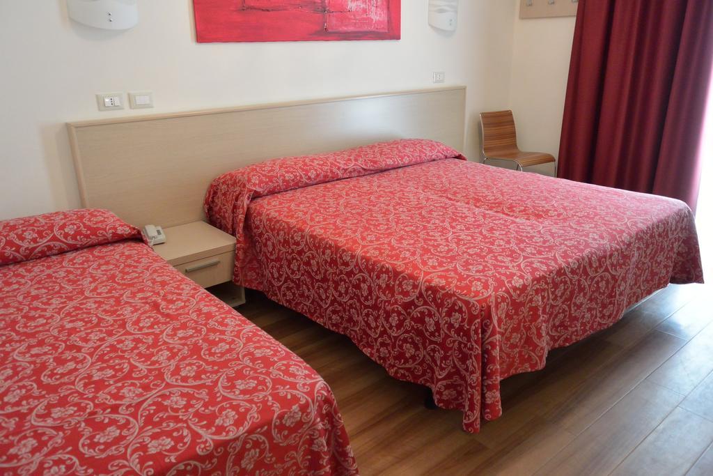Hotel Castiglione Lignano Sabbiadoro Phòng bức ảnh